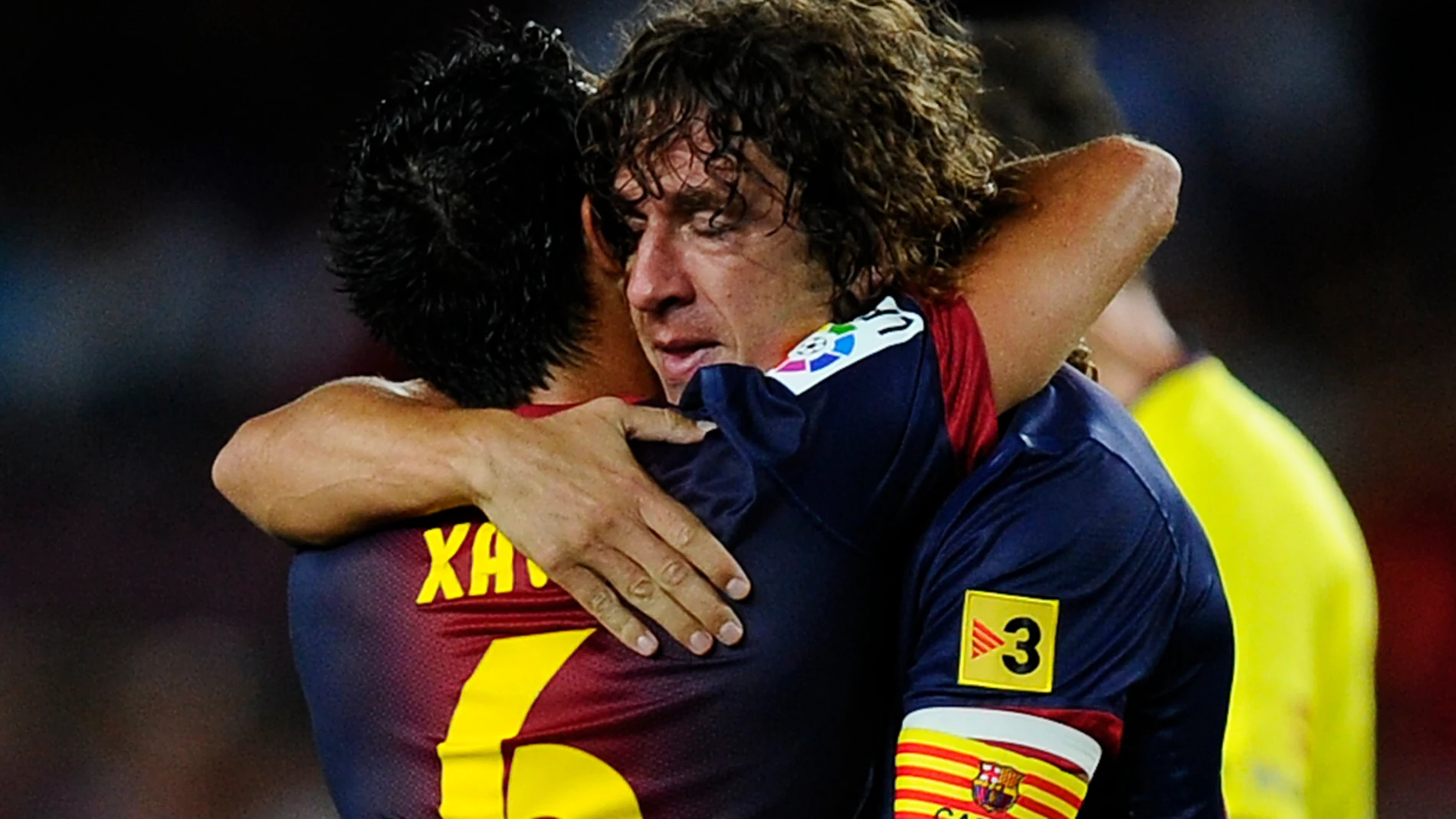 Carles Puyol, con Xavi Hernández
