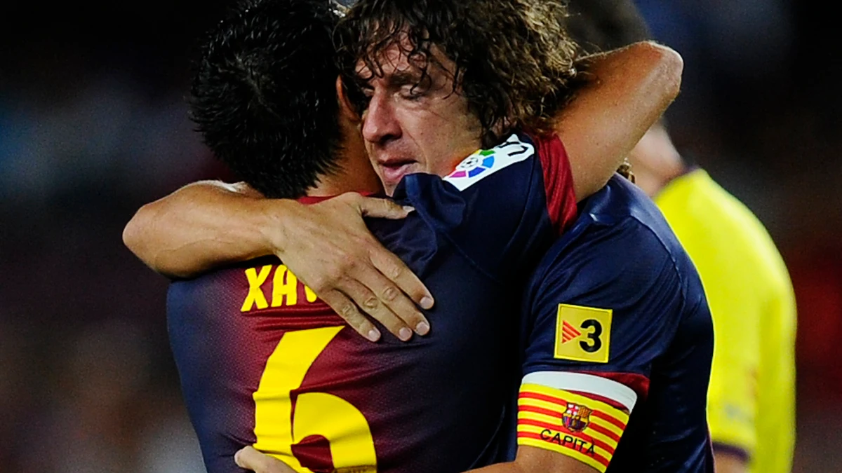 Carles Puyol, con Xavi Hernández