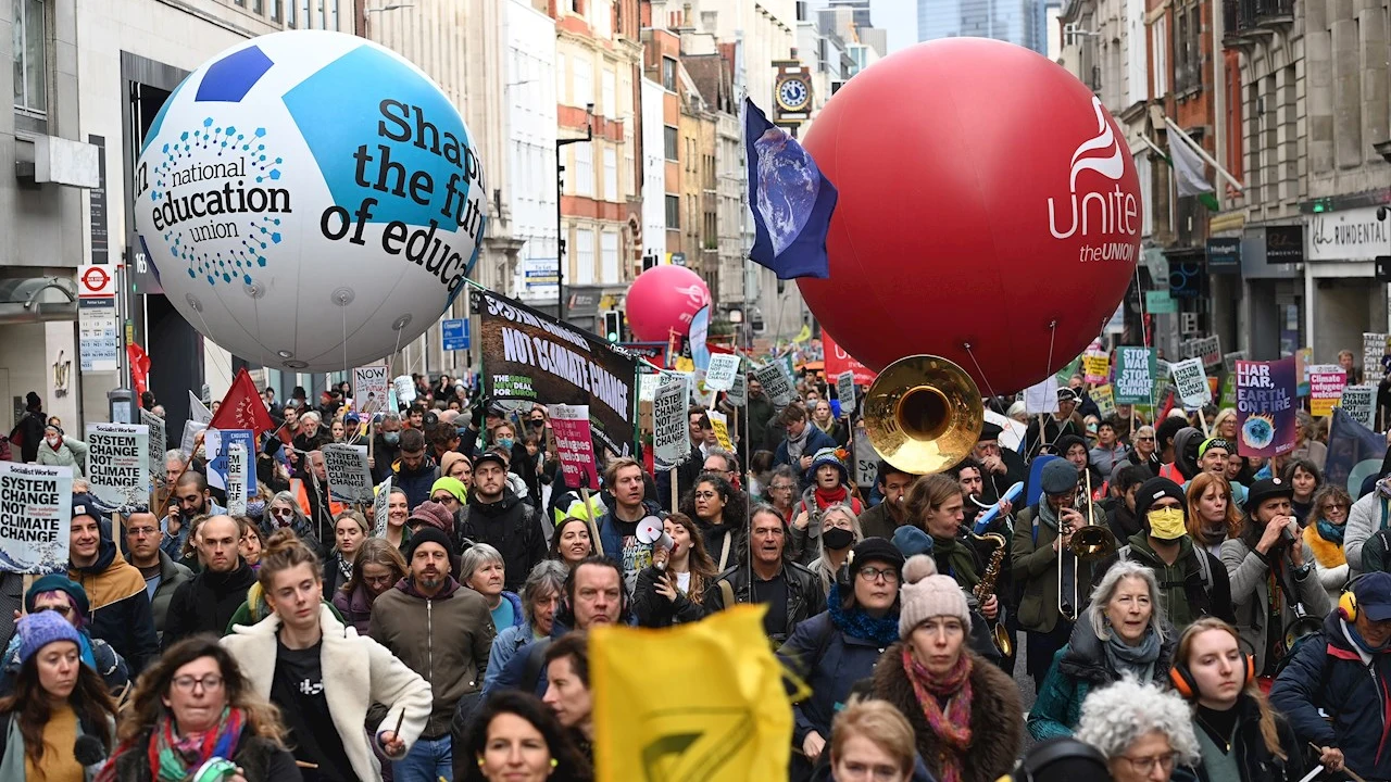 Miles de personas exigen a los líderes mundiales en Glasgow que planten cara al cambio climático