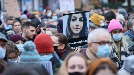Multitudinarias movilizaciones bajo el lema 'Ni una más' en diferentes puntos de Polonia Multitudinarias movilizaciones bajo el lema 'Ni una más' en diferentes puntos de Polonia