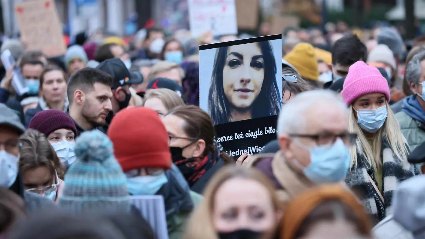 Multitudinarias movilizaciones bajo el lema 'Ni una más' en diferentes puntos de Polonia Multitudinarias movilizaciones bajo el lema 'Ni una más' en diferentes puntos de Polonia