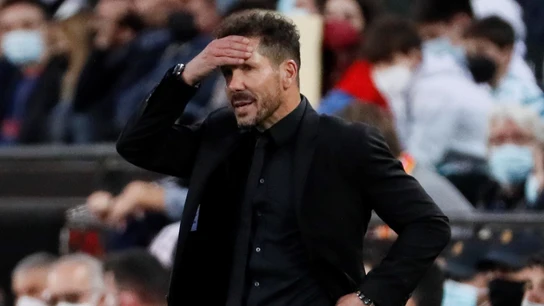 Simeone, cariacontecido en el banquillo Simeone, cariacontecido en el banquillo