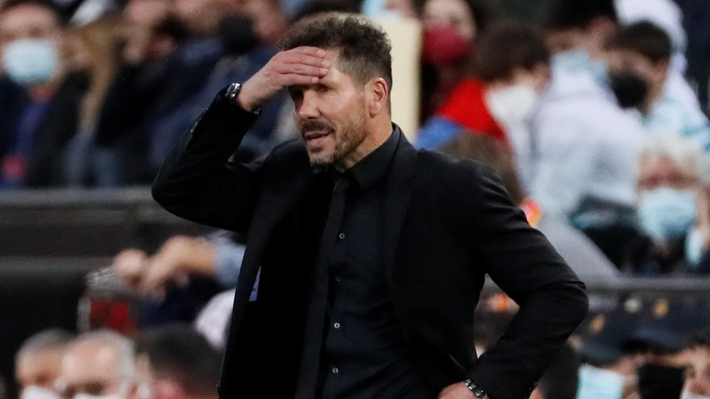 Simeone, cariacontecido en el banquillo Simeone, cariacontecido en el banquillo