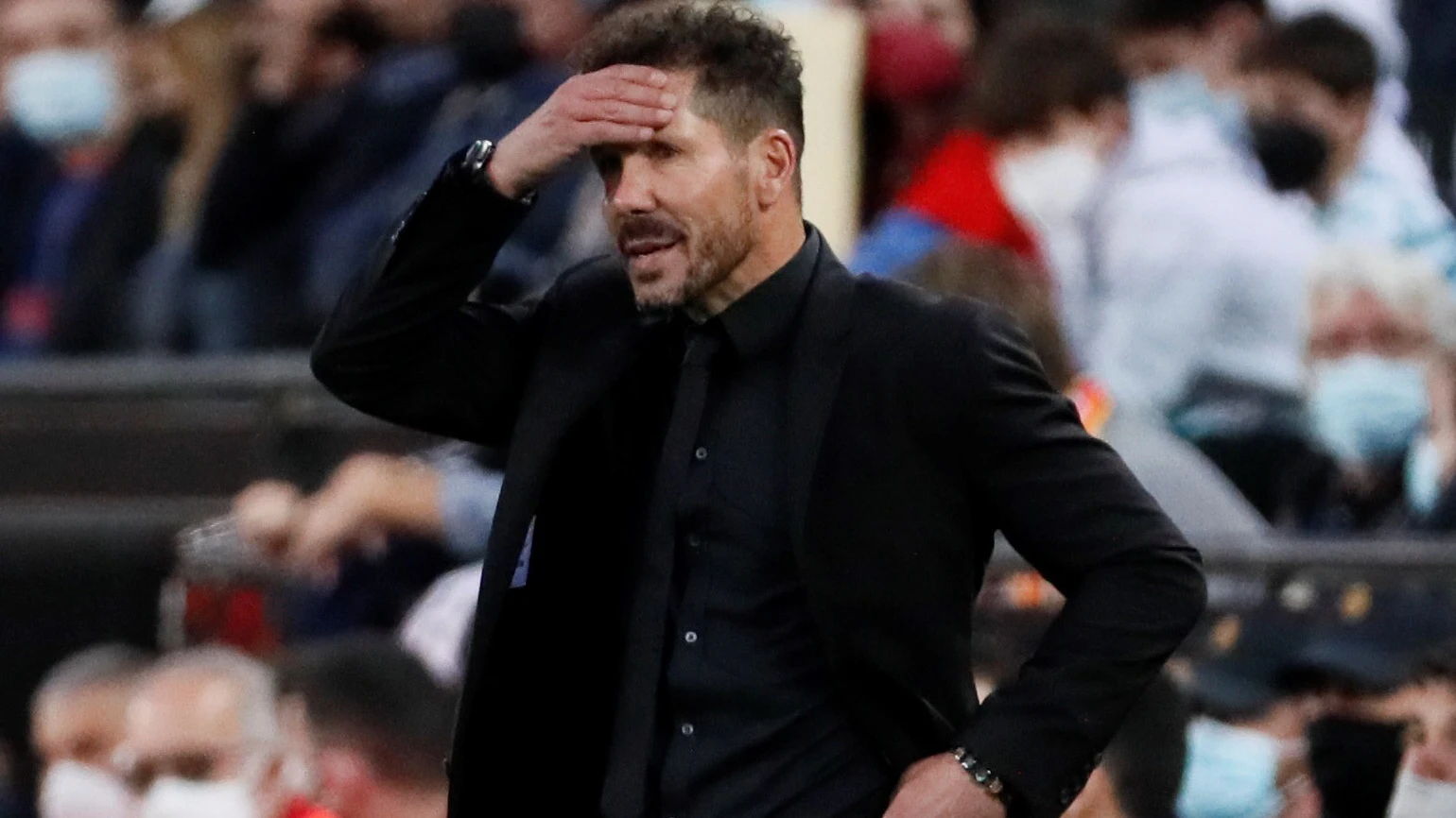 Simeone, cariacontecido en el banquillo