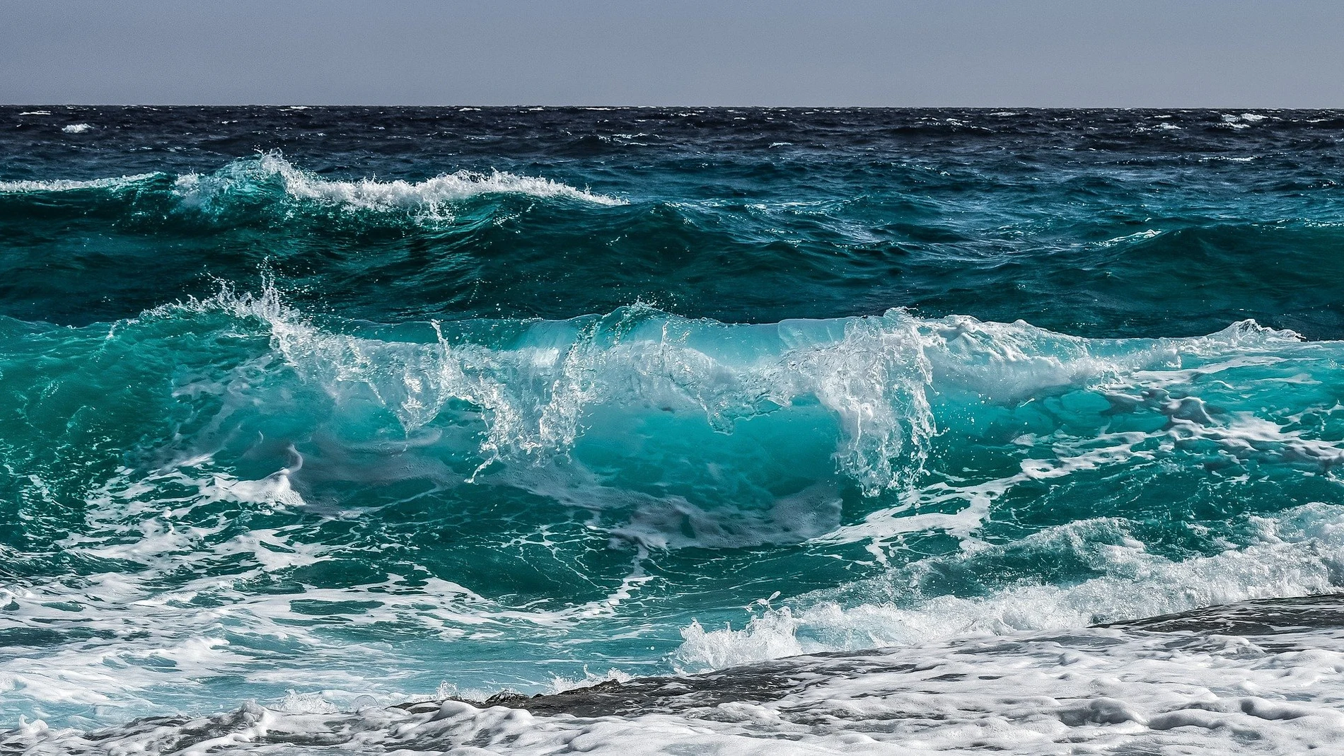 Imagen de archivo de las olas del mar.