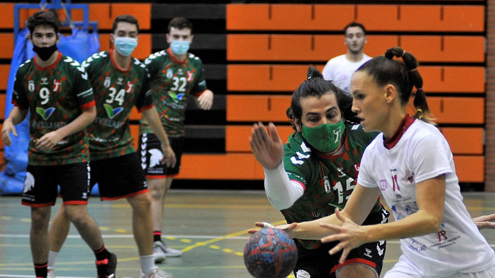 Mireia Rodríguez disputa un partido en categoría masculina senior de balonmano