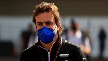 Fernando Alonso, en el 'paddock'