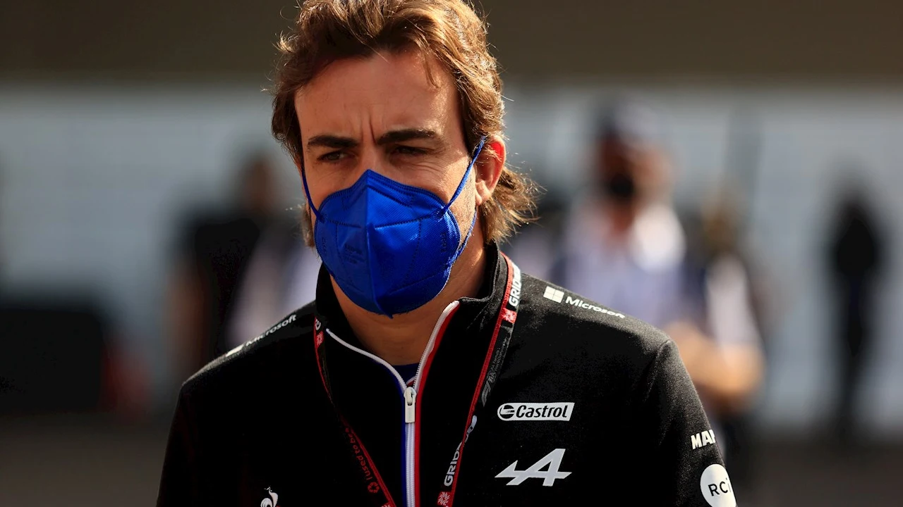 Fernando Alonso, en el 'paddock'