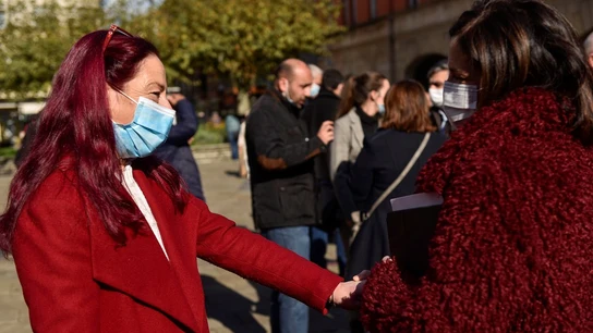 La Consejera de Justicia del Gobierno Vasco, Beatriz Artolazabal con Arantza Asla, la madre de Fabio Moreno La Consejera de Justicia del Gobierno Vasco, Beatriz Artolazabal con Arantza Asla, la madre de Fabio Moreno