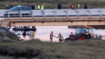 Dispositivo policial tras encontrarse un vehículo hundido en el río cerca de uno de los desvíos de la salida de Huelva capital hacia la playa de El Espigón.