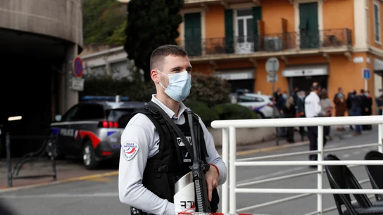 Imagen de archivo de un agente en un lugar donde se produjo un ataque con cuchillo en Francia Imagen de archivo de un agente en un lugar donde se produjo un ataque con cuchillo en Francia