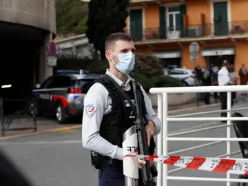 Imagen de archivo de un agente en un lugar donde se produjo un ataque con cuchillo en Francia