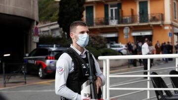 Un policía en el lugar en el que se ha producido el ataque con cuchillo en Cannes, en Francia