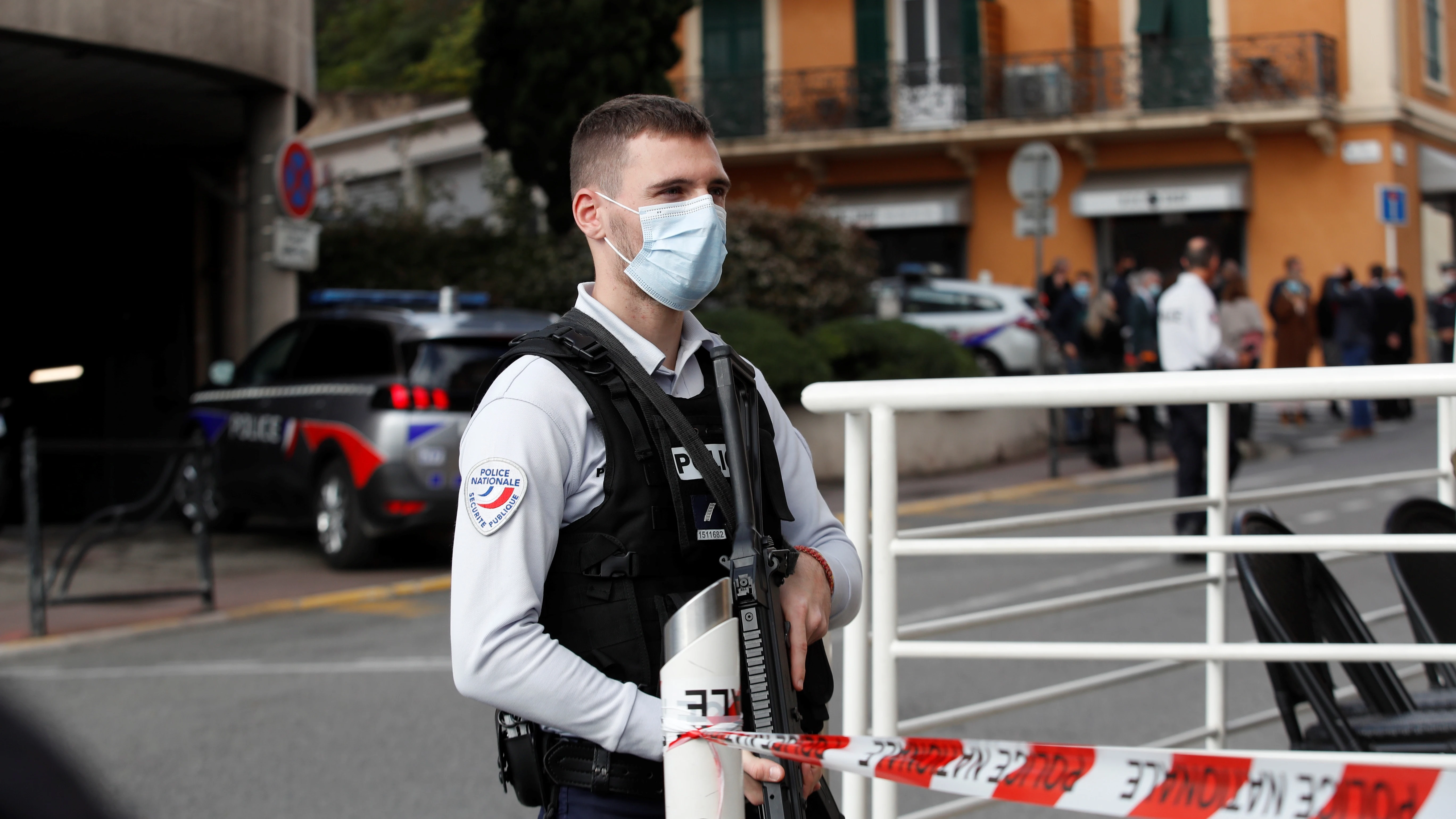 Imagen de archivo de un agente en un lugar donde se produjo un ataque con cuchillo en Francia