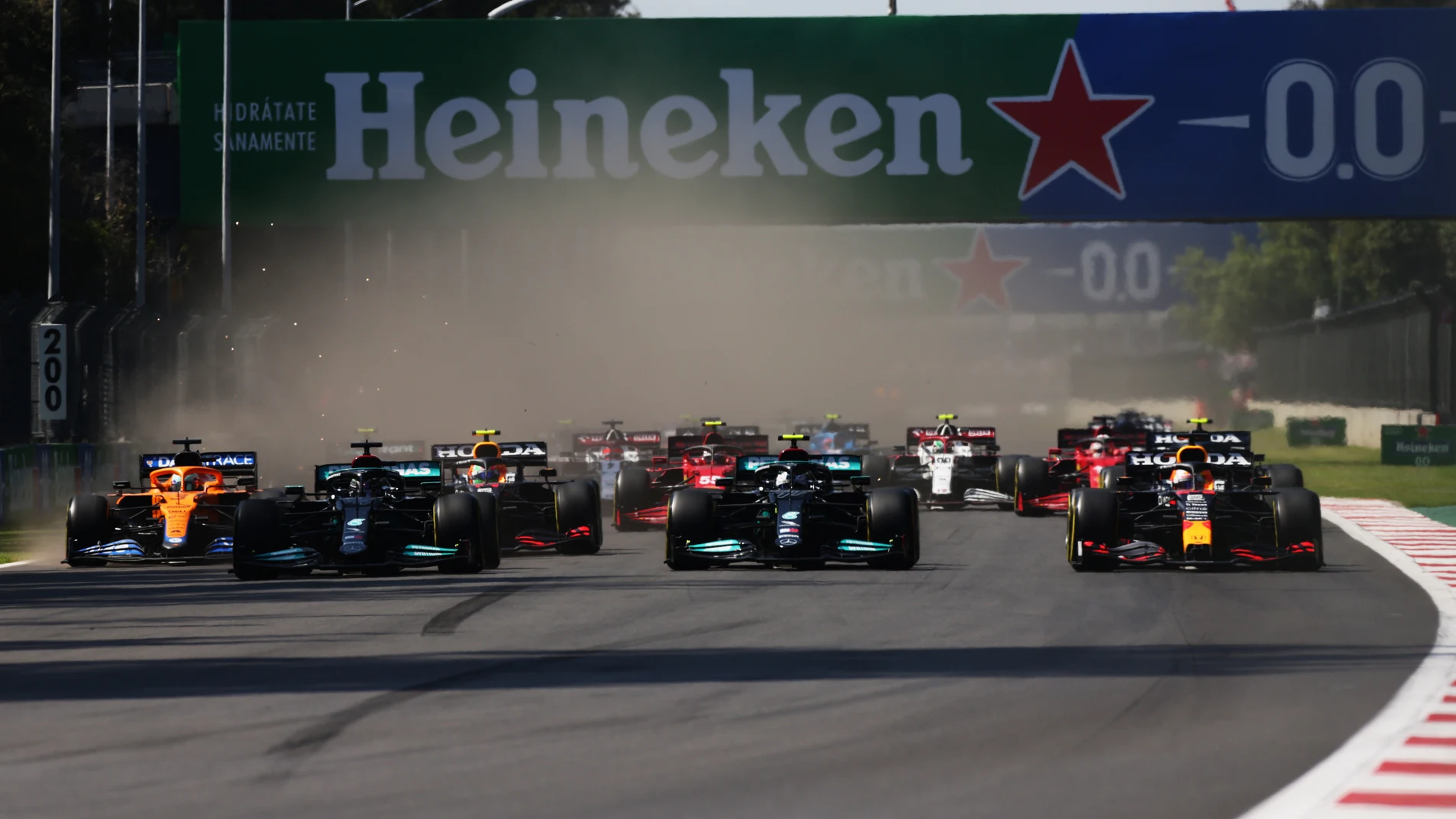 Lewis Hamilton, Valtteri Bottas y Max Verstappen, rueda a rueda en México