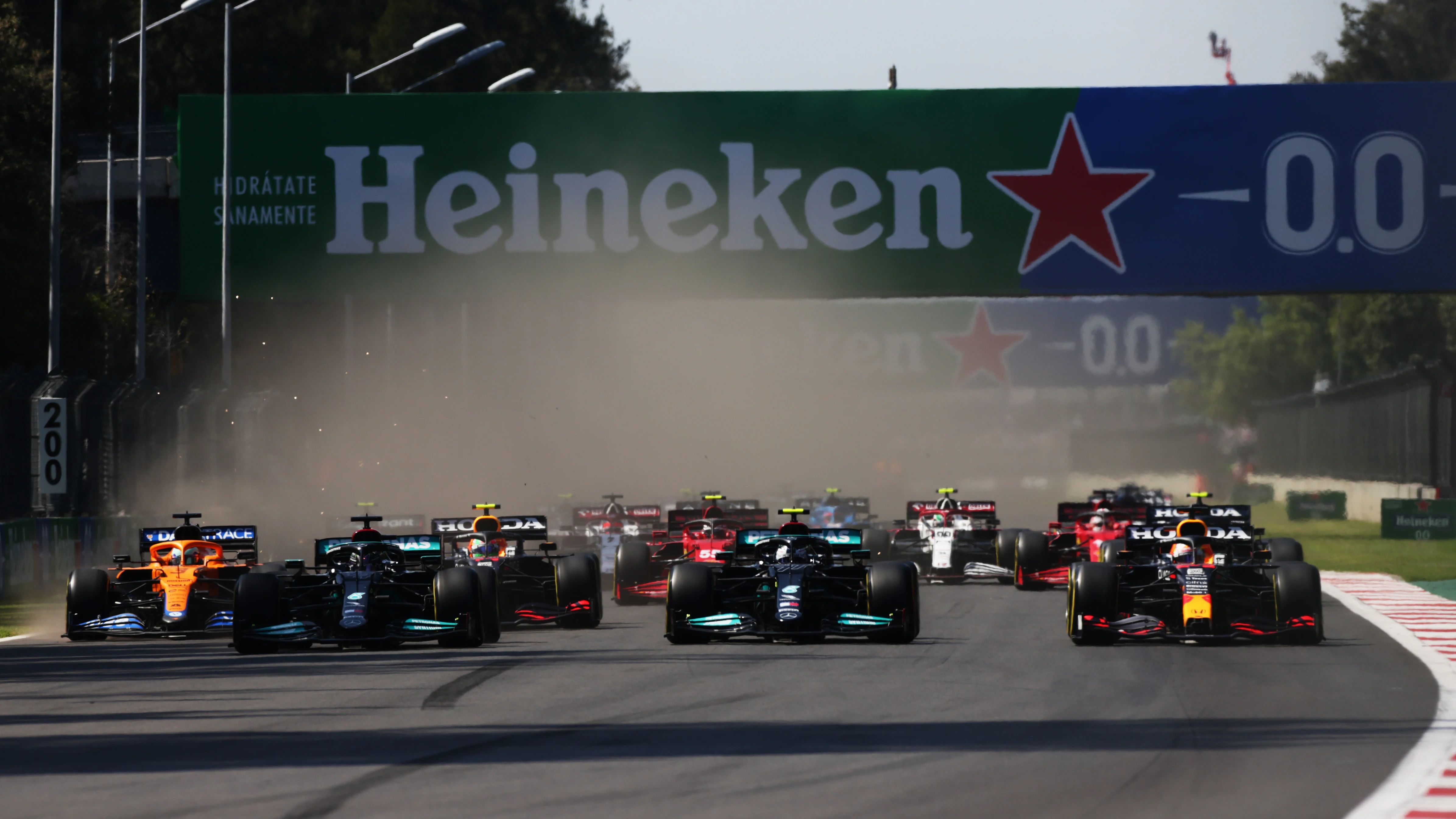 Lewis Hamilton, Valtteri Bottas y Max Verstappen, rueda a rueda en México