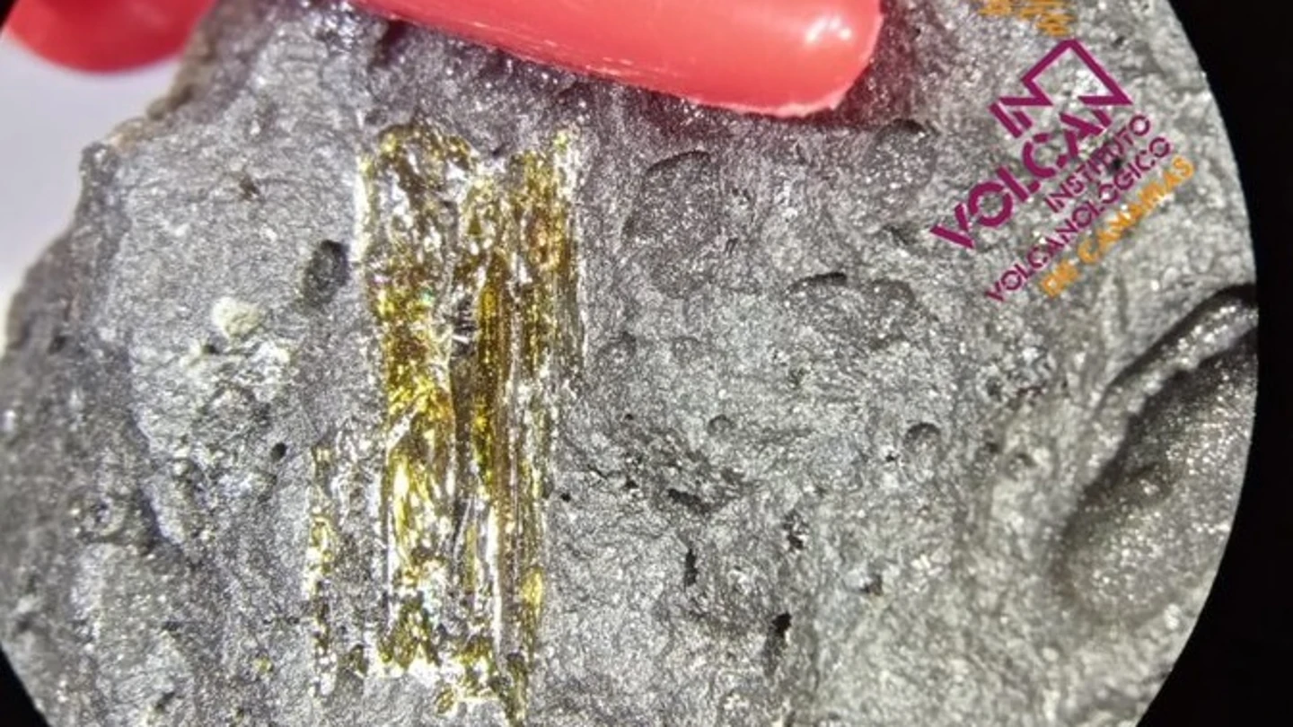 Encuentran cristal de olivino en la lava más reciente del volcán de La Palma Encuentran cristal de olivino en la lava más reciente del volcán de La Palma