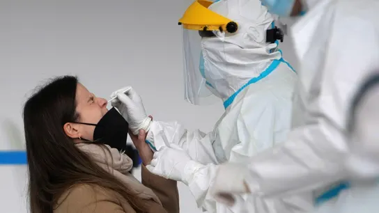 Una mujer se hace una PCR Una mujer se hace una PCR