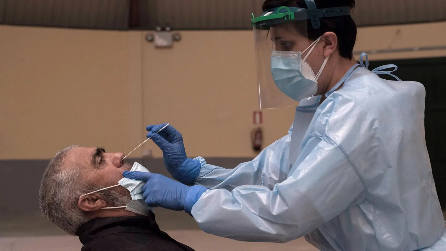 Un hombre realizándose una prueba PCR Un hombre realizándose una prueba PCR