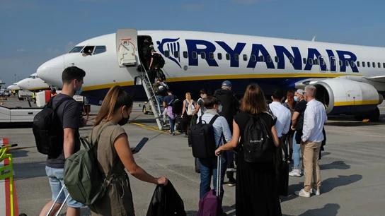 Pasajeros embarcando en un avión de Ryanair Pasajeros embarcando en un avión de Ryanair