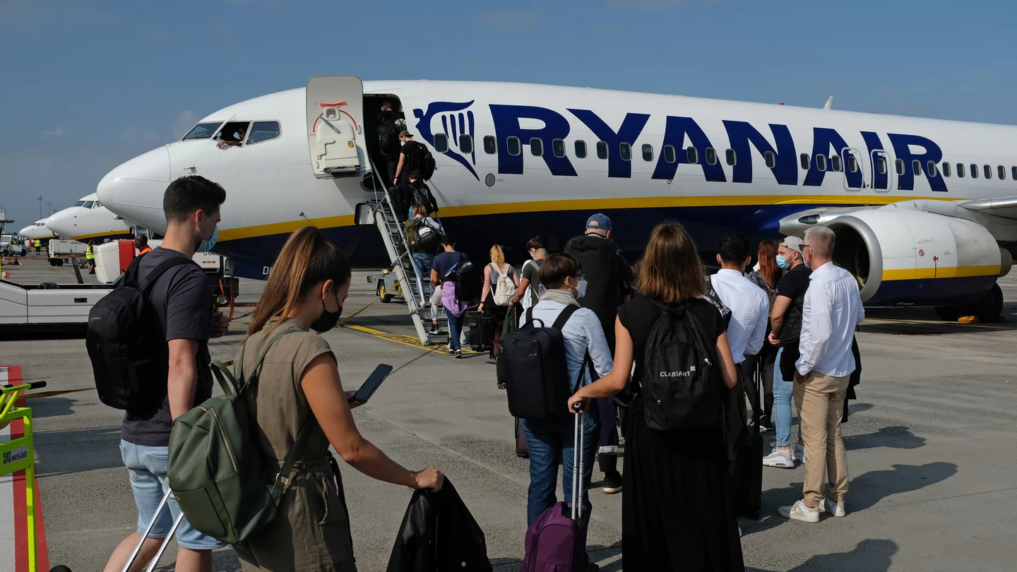 Pasajeros embarcando en un avión de Ryanair Pasajeros embarcando en un avión de Ryanair