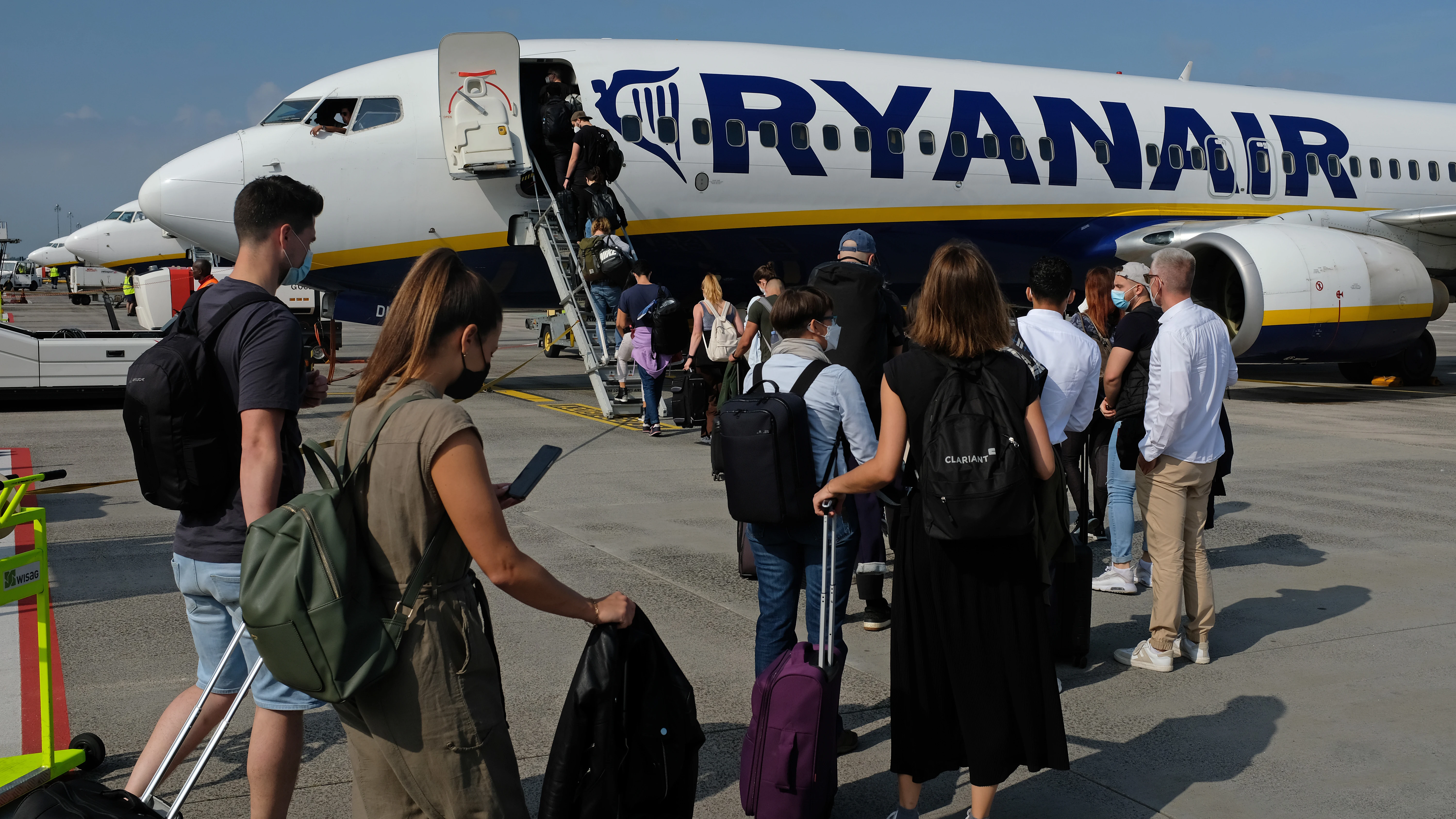 Pasajeros embarcando en un avión de Ryanair