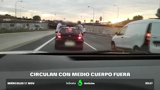 Identifican a dos jóvenes que viajaron por la M-40 sentados en las ventanillas de un coche y utilizando el techo como barra de bar Identifican a dos jóvenes que viajaron por la M-40 sentados en las ventanillas de un coche y utilizando el techo como barra de bar