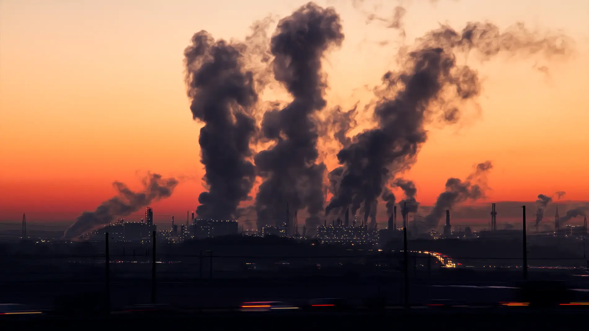 Industria emite gases contaminantes a la atmósfera