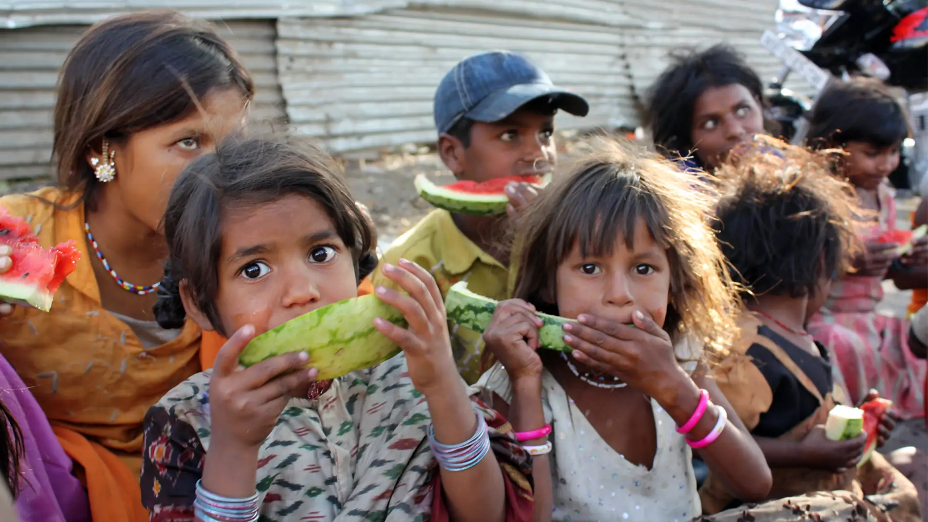Niños comiendo en la calle