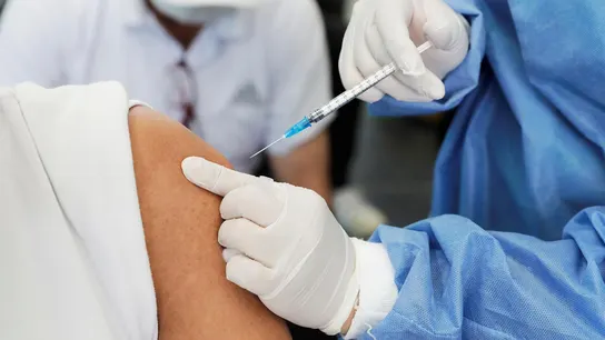 Una persona recibiendo la vacuna contra el coronavirus Una persona recibiendo la vacuna contra el coronavirus
