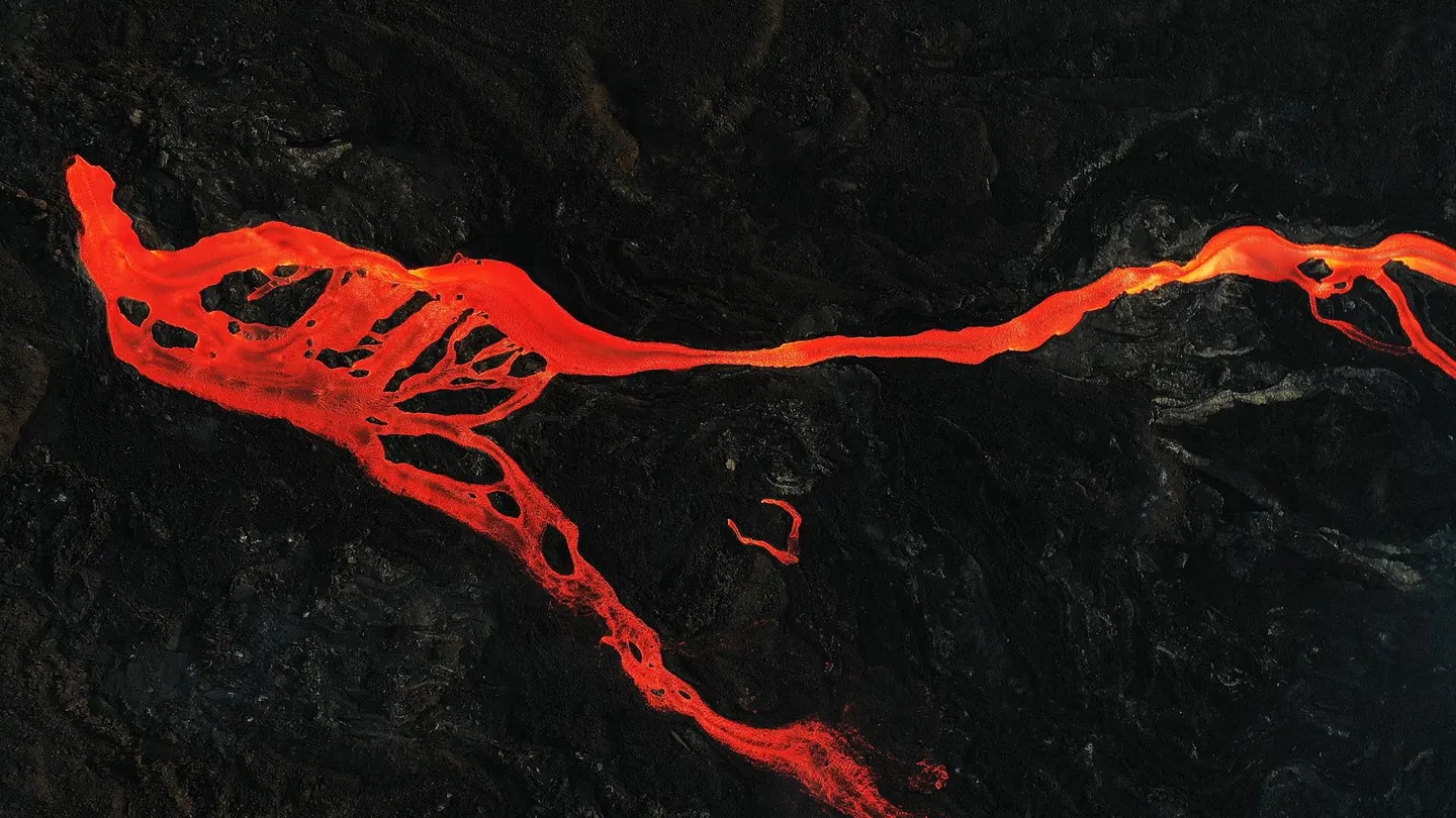 magen tomada con un dron de una colada de magma que discurre hacia el mar rodeada de roca volcánica por la erupción del volcán Cumbre Vieja magen tomada con un dron de una colada de magma que discurre hacia el mar rodeada de roca volcánica por la erupción del volcán Cumbre Vieja