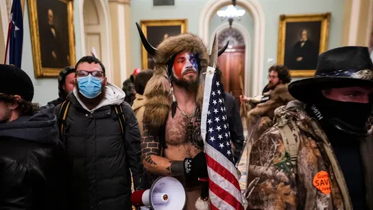 Jacob Chansley, conocido como el "Bisonte de QAnon", participa en la toma del Capitolio de EE.UU. Jacob Chansley, conocido como el "Bisonte de QAnon", participa en la toma del Capitolio de EE.UU.