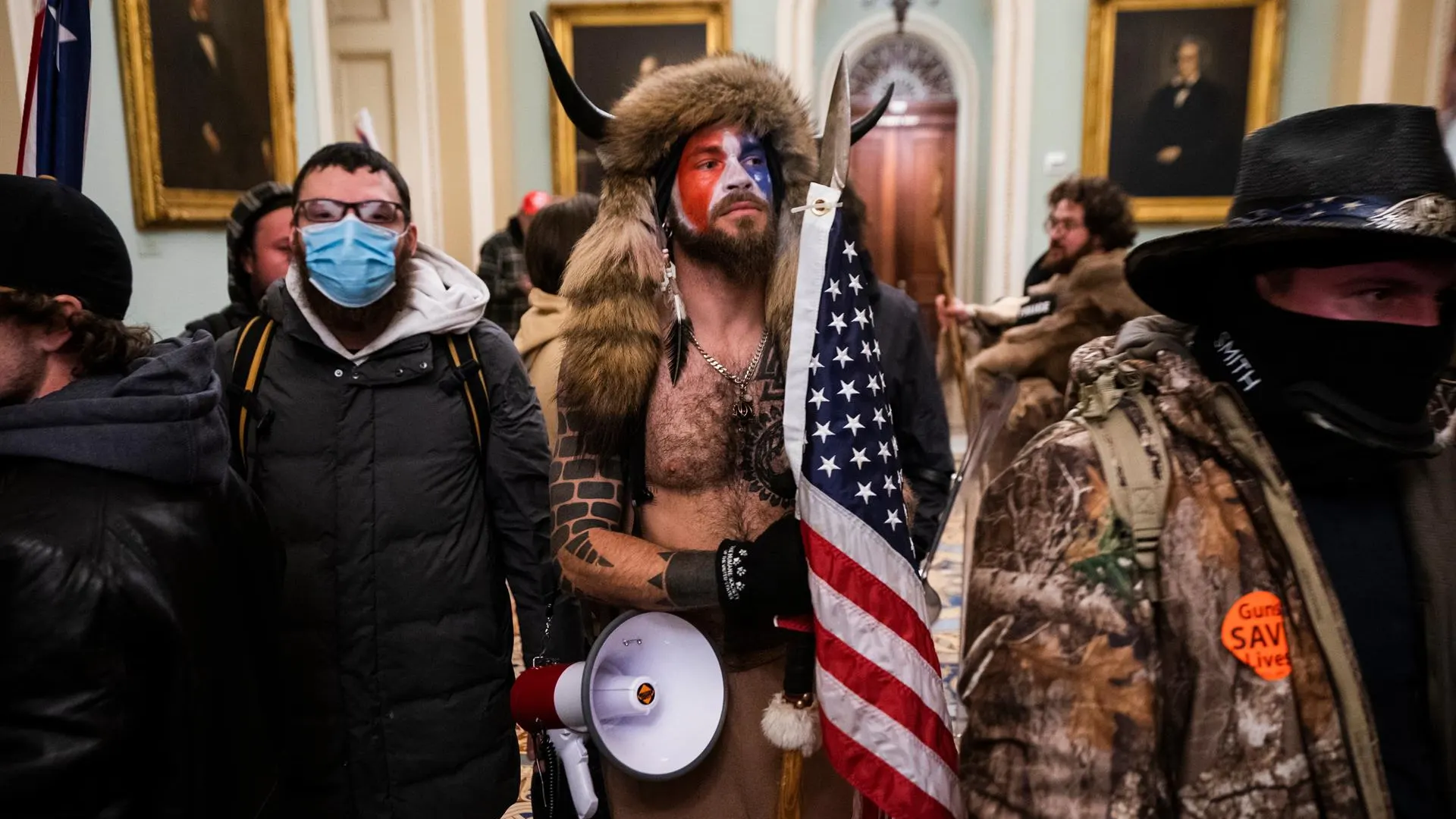 Jacob Chansley, conocido como el "Bisonte de QAnon", participa en la toma del Capitolio de EE.UU.