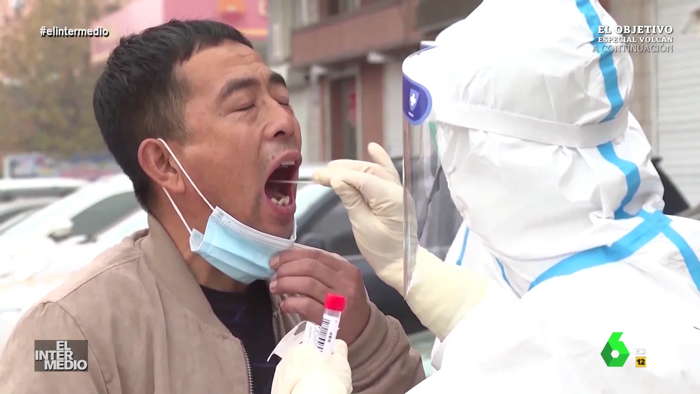 Vídeo manipulado: El asombroso manejo de un sanitario para tocar la guitarra con un hisopo en la garganta de un paciente COVID Vídeo manipulado: El asombroso manejo de un sanitario para tocar la guitarra con un hisopo en la garganta de un paciente COVID