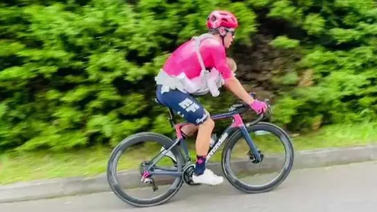 Rigoberto Urán entrenando con su hija Rigoberto Urán entrenando con su hija