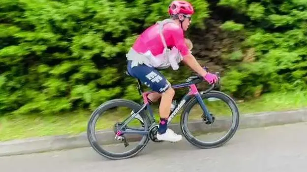 Rigoberto Urán entrenando con su hija