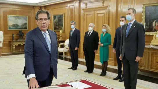 El nuevo magistrado del Tribunal Constitucional Enrique Arnaldo Alcubilla jura su cargo ante el Rey Felipe. El nuevo magistrado del Tribunal Constitucional Enrique Arnaldo Alcubilla jura su cargo ante el Rey Felipe.