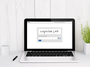 El ordenador muestra en la pantalla un ejemplo de CAPTCHA El ordenador muestra en la pantalla un ejemplo de CAPTCHA