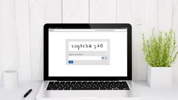 El ordenador muestra en la pantalla un ejemplo de CAPTCHA