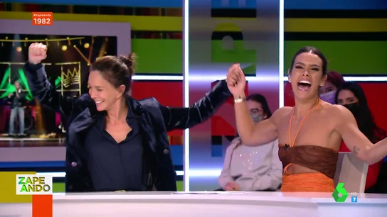 Cristina Pedroche canta en directo y a pleno pulmón el cumpleaños feliz a Lydia Bosch: "Qué vergüenza..." Cristina Pedroche canta en directo y a pleno pulmón el cumpleaños feliz a Lydia Bosch: "Qué vergüenza..."