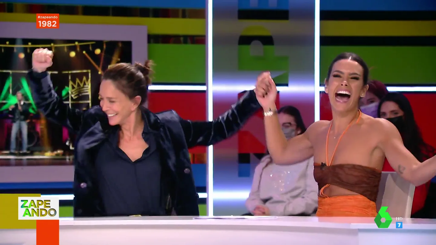 Cristina Pedroche canta en directo y a pleno pulmón el cumpleaños feliz a Lydia Bosch: "Qué vergüenza..." Cristina Pedroche canta en directo y a pleno pulmón el cumpleaños feliz a Lydia Bosch: "Qué vergüenza..."