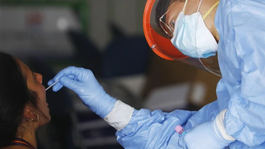 Un sanitario realiza una PCR a un paciente. Un sanitario realiza una PCR a un paciente.