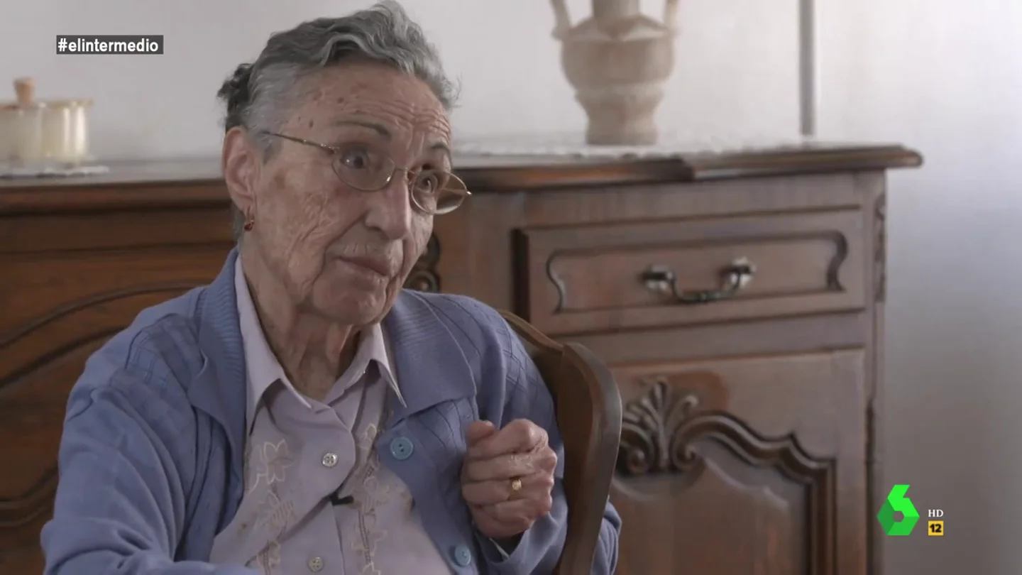 El duro relato de Luisa Miralles, exiliada republicana: así relataba a Gonzo cómo vivió en un campo de concentración tras huir del franquismo con 10 años El duro relato de Luisa Miralles, exiliada republicana: así relataba a Gonzo cómo vivió en un campo de concentración tras huir del franquismo con 10 años