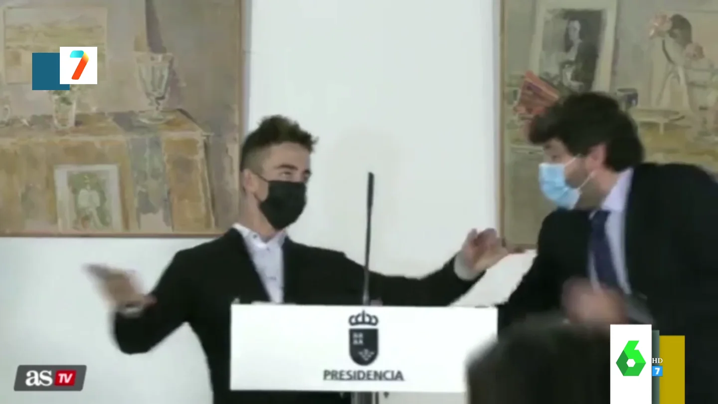 Los reflejos de López Miras al salvar a Pedro Acosta de una caída inminente tras perder el conocimiento Los reflejos de López Miras al salvar a Pedro Acosta de una caída inminente tras perder el conocimiento