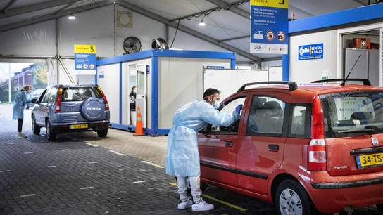 Alerta sanitaria en Países Bajos: jóvenes se contagian deliberadamente de coronavirus para obtener el pasaporte COVID Alerta sanitaria en Países Bajos: jóvenes se contagian deliberadamente de coronavirus para obtener el pasaporte COVID