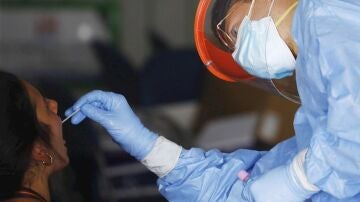 Un sanitario hace una PCR a una mujer para detectar el coronavirus