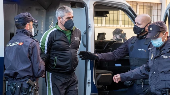 Efectivos de la Policía Nacional escoltan a Bernardo Montoya Efectivos de la Policía Nacional escoltan a Bernardo Montoya