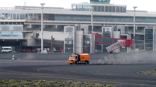 El aeropuerto de La Palma, inoperativo por la acumulación de cenizas procedentes del volcán El aeropuerto de La Palma, inoperativo por la acumulación de cenizas procedentes del volcán