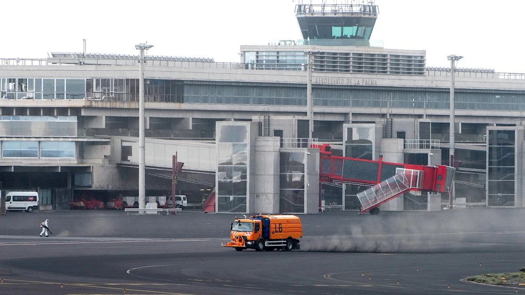 El aeropuerto de La Palma, inoperativo por la acumulación de cenizas procedentes del volcán