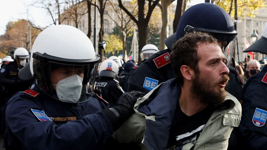 Las autoridades detienen a uno de los manifestantes en las protestas en Viena por los nuevos confinamientos Las autoridades detienen a uno de los manifestantes en las protestas en Viena por los nuevos confinamientos